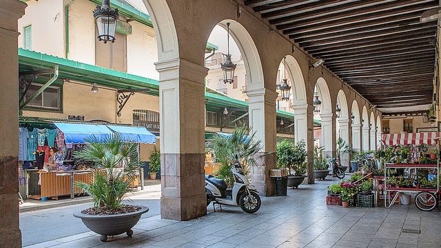 rue commerçante proche de la place mercadal Sant Andreu