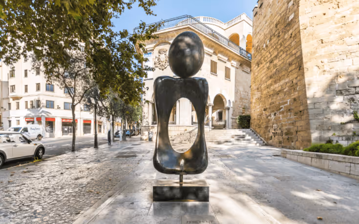 Image 1: Monument a la dona de Joan Miró
