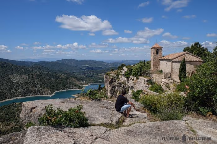 Image 21: Personne regardant au loin les montagnes et le fleuve proche de Siurana
