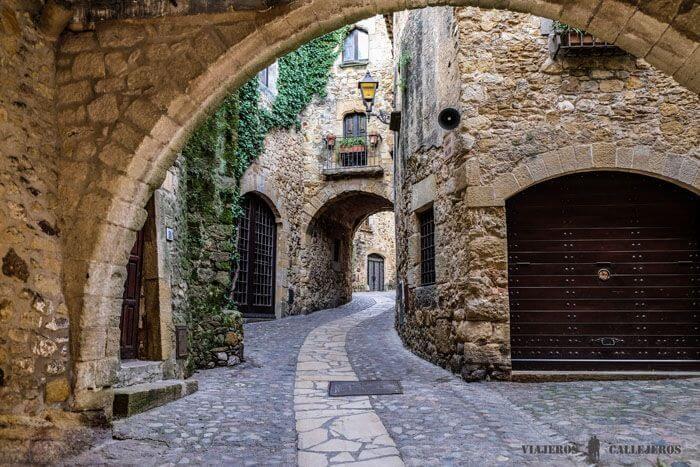 Image 20: rue pavée de Pals avec ses maisons en pierres