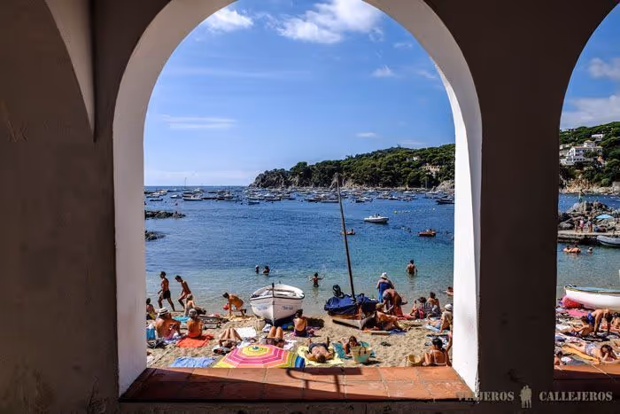 Image 16: plage en plein été avec des baigneurs et des bateaux à à Calella de palafrugell