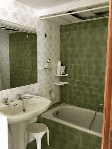 Image 12: Salle de bain avant