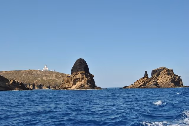 photo depuis la mer et vue sur les rochers