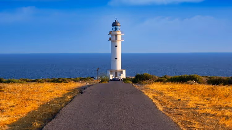 phare blanc avec vue sur mer