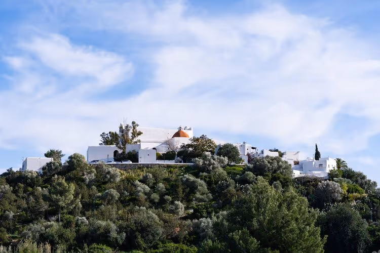 Maisons blanches entourées d'arbres à Euralia
