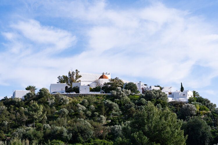 Maisons blanches entourées d'arbres à Euralia
