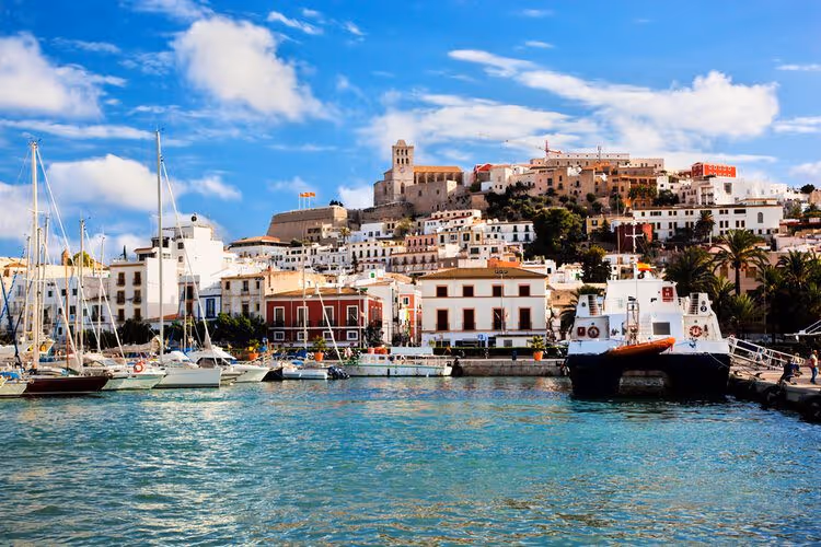 Vue sur le port de Dalt Vila et le village