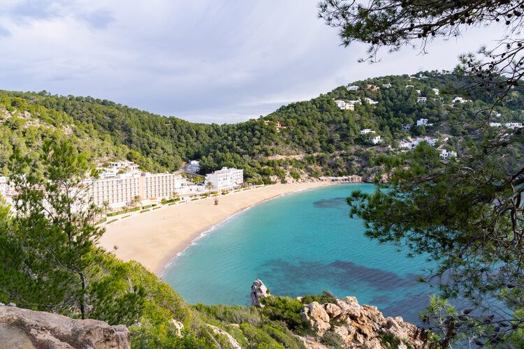 Vue sur une plage et la mer d'Ibiza