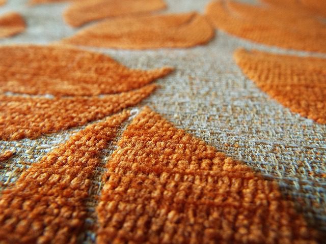 Tapis orange et gris