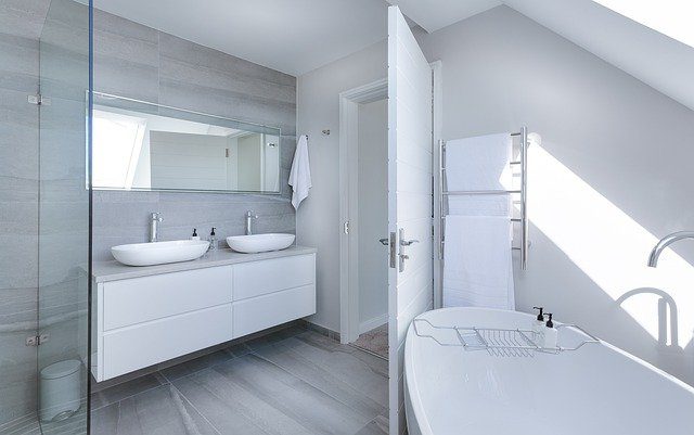 Salle de bain moderne blanche