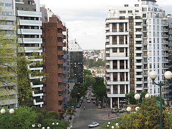 rue et immeubles du quartier Nueva