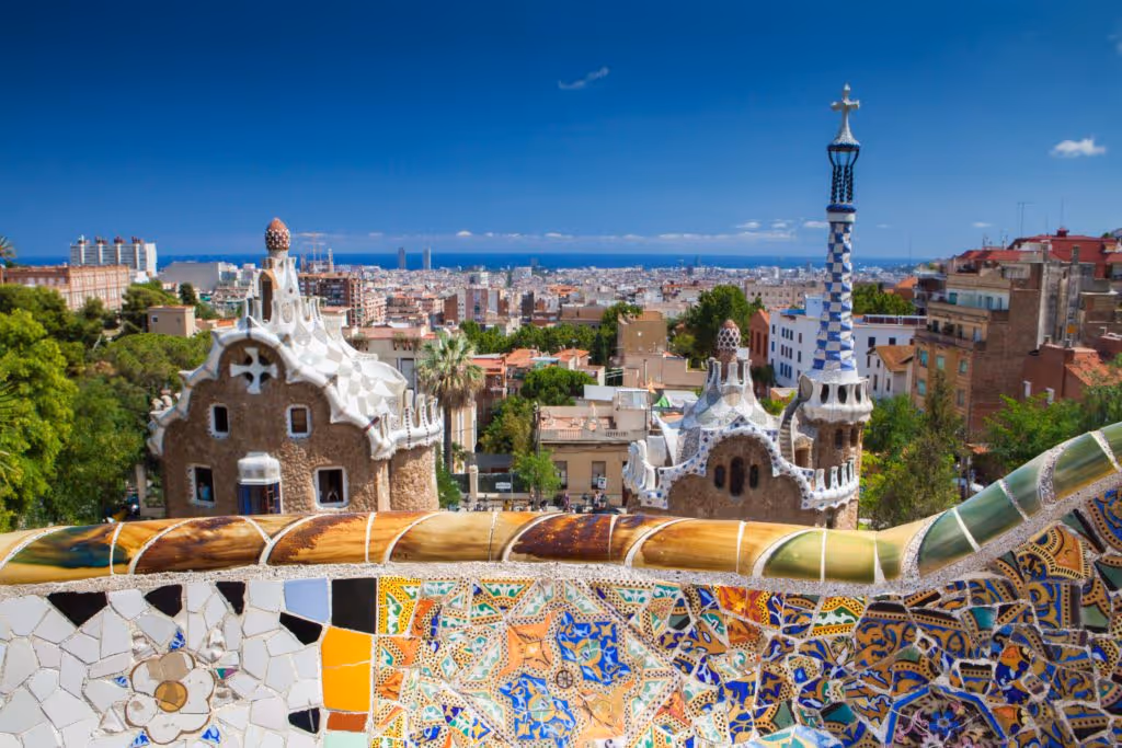 Image 9: Appartement typique de Barcelone avec balcon et architecture moderniste, idéal pour l'investissement immobilier en Espagne