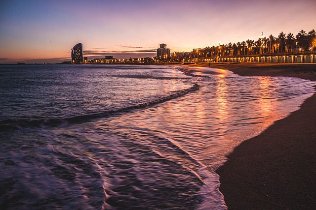 Image 7: Plage de Barcelone au coucher de soleil