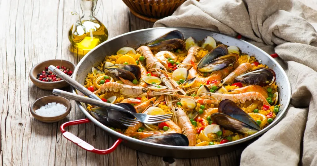 Image 10: Paella Espagnole, plat emblématique du pays