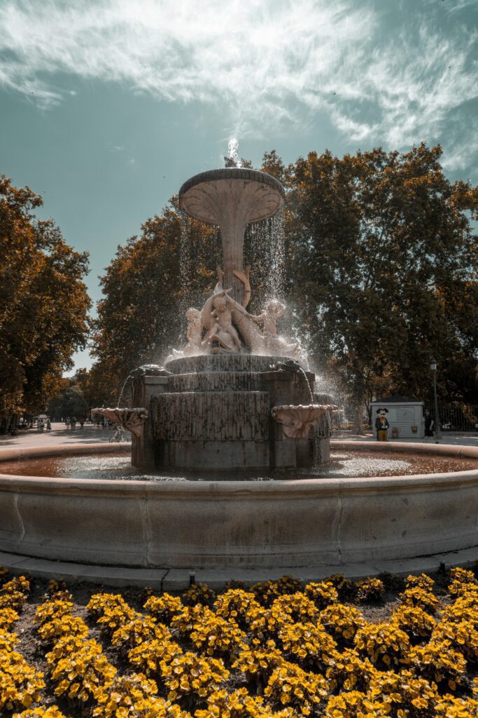 Image 28: Fontaine typique de la ville de Madrid