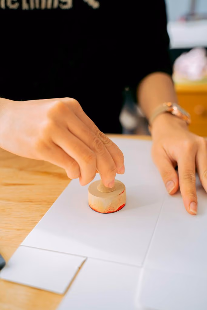 Image 3: Signature d’un contrat avec tampon, symbolisant un investissement locatif en Espagne en 2025.
