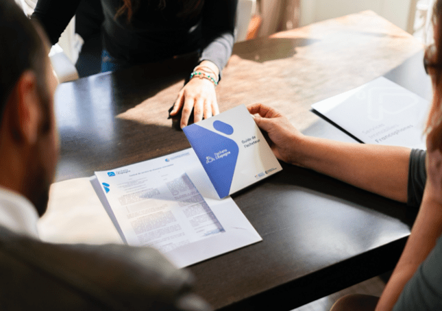 couple dans une agence immobilière projet d'achat immo