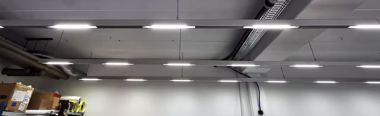 Hallendecke mit langen LED-Lichtbändern in mehreren Reihen