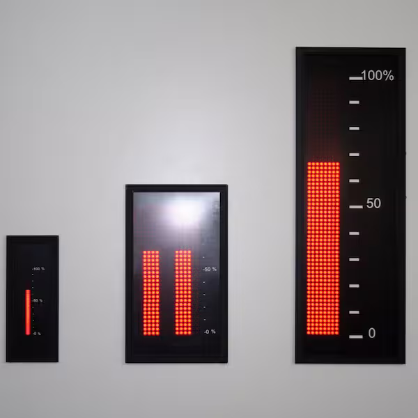 Drei unterschiedlich große LED-Balkenanzeigen mit roten Leuchtsäulen und Prozentskala an weißer Wand