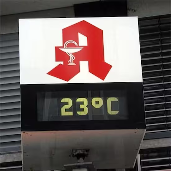 Beleuchtetes Apotheken-A mit darunter angebrachter Temperaturanzeige, die 23 °C anzeigt