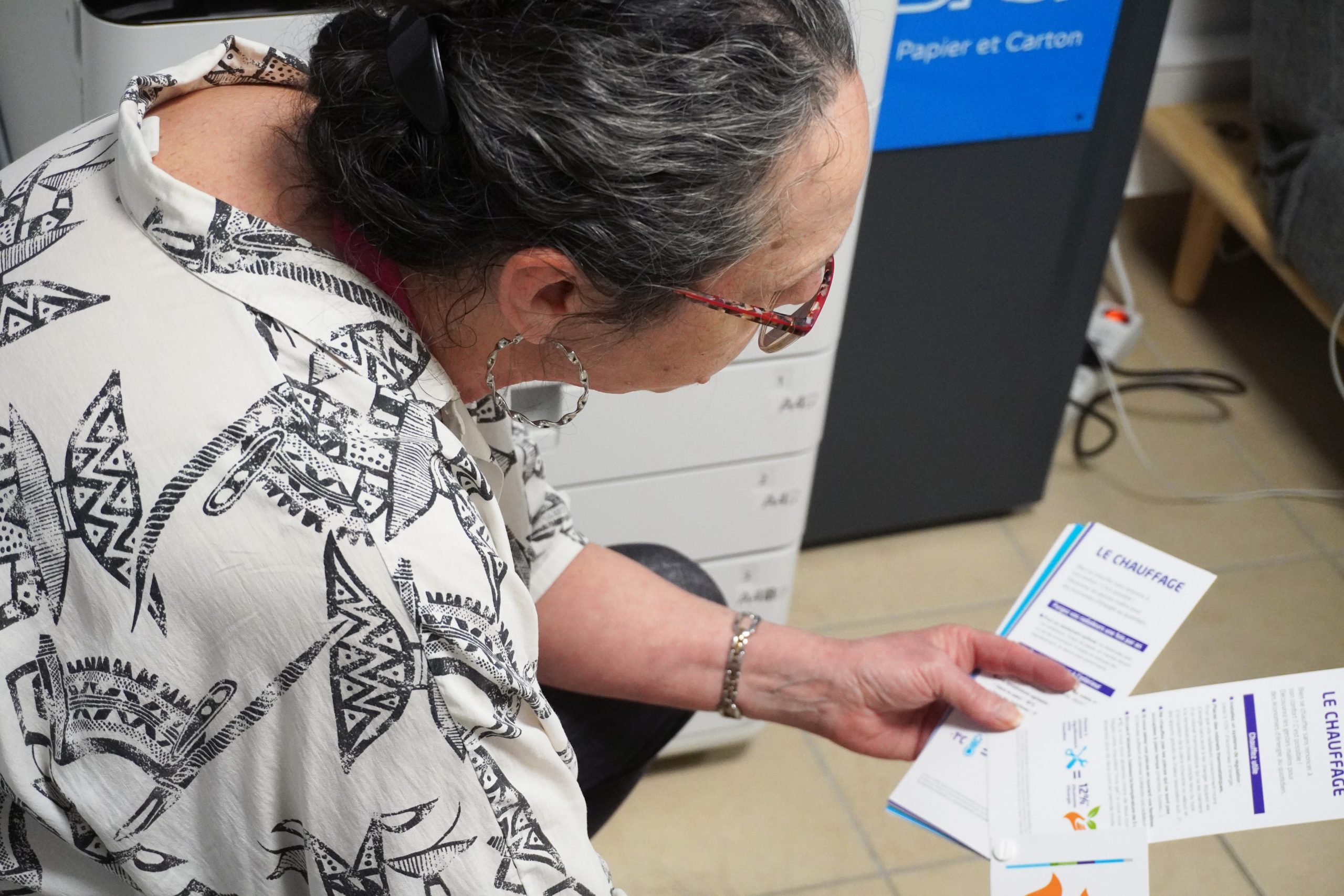 Photo d'une bénéficiaire comparant les offres énergies