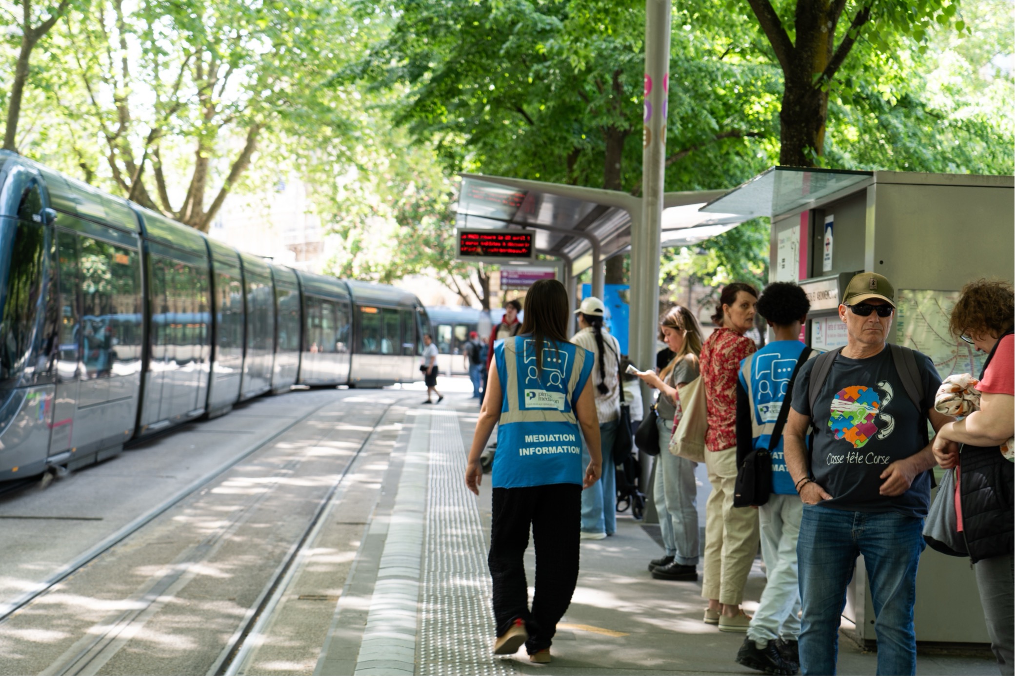 Médiateurs sociaux sur les quais du tramway à Bordeaux.