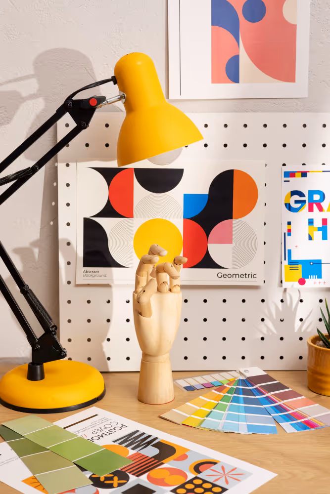 Een bureau met verschillende kleuren elementen erop. 