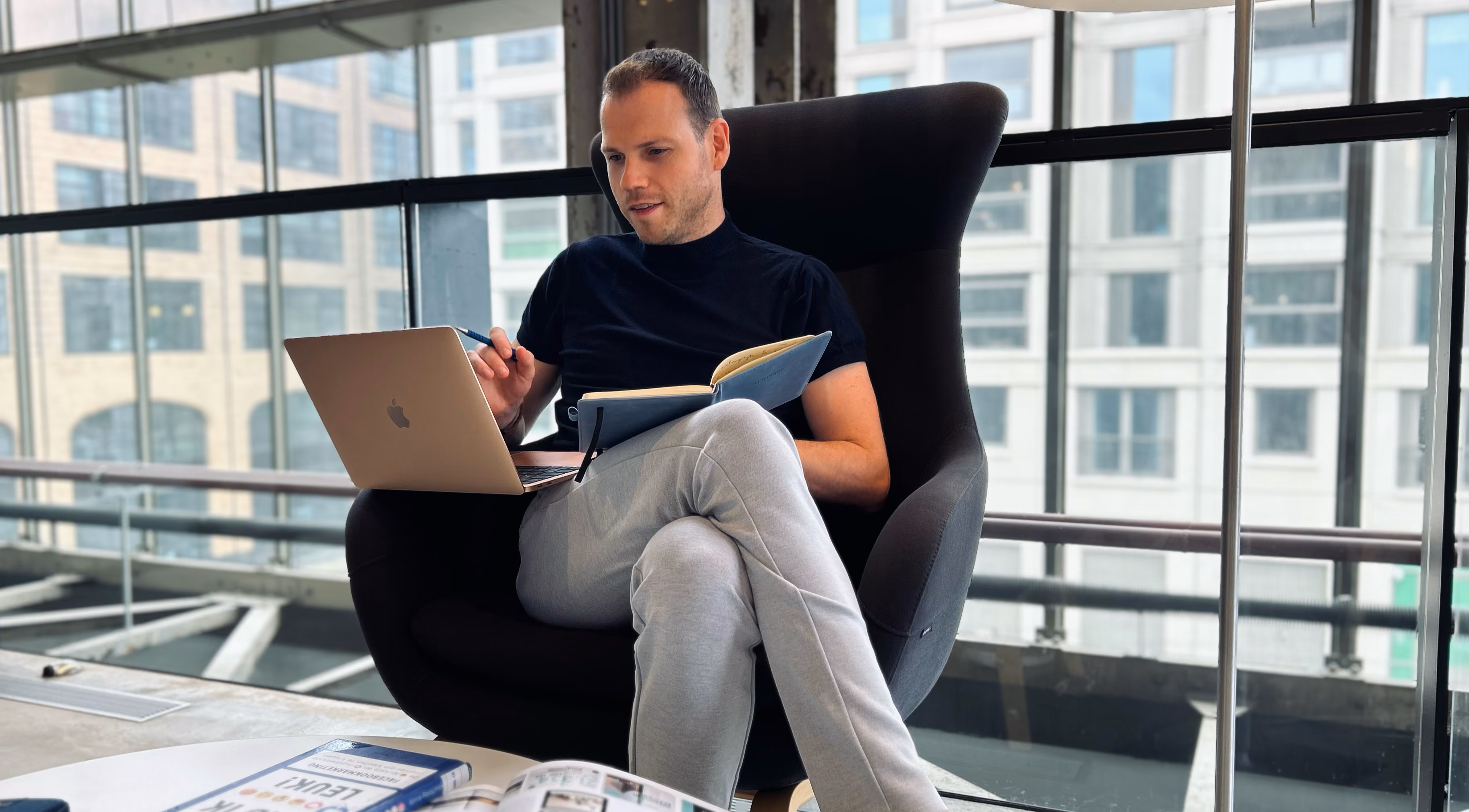 Bas - TheSigner. Aan het werk met laptop en notebook voor creaties.