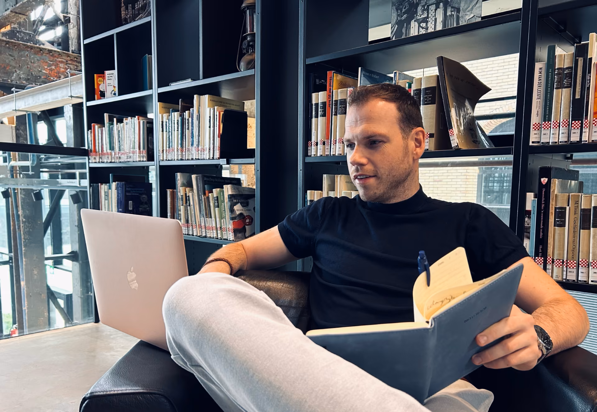 Bas - aan het werk met laptop en aantekeningen