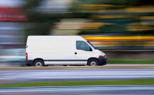 Véhicule utilitaire léger en circulation