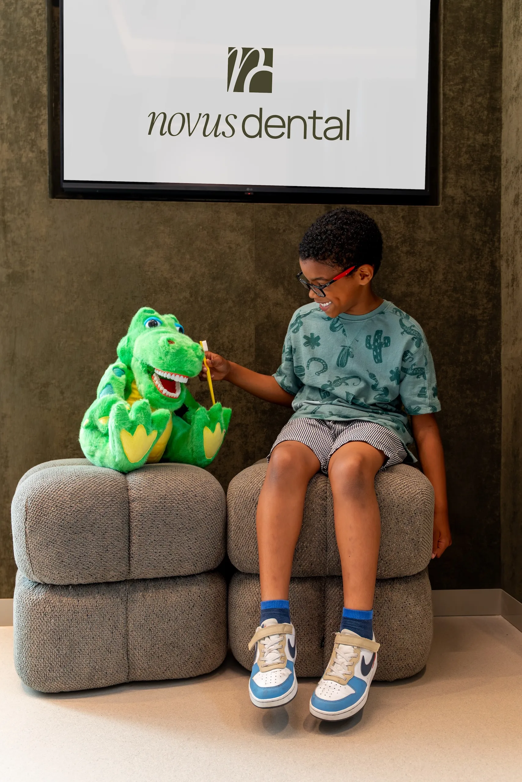 Jongen die tanden poetst met Novi bij Novus Dental.