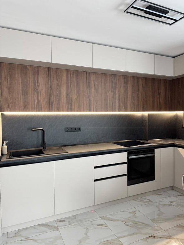 Ниша с вграден микровълнов уред и ъглов плот, продължение към високите шкафове; EGGER U702 ST9, EGGER U702 PM/ST9 PerfectSense, EGGER H3154 ST36, EGGER F235 ST76..