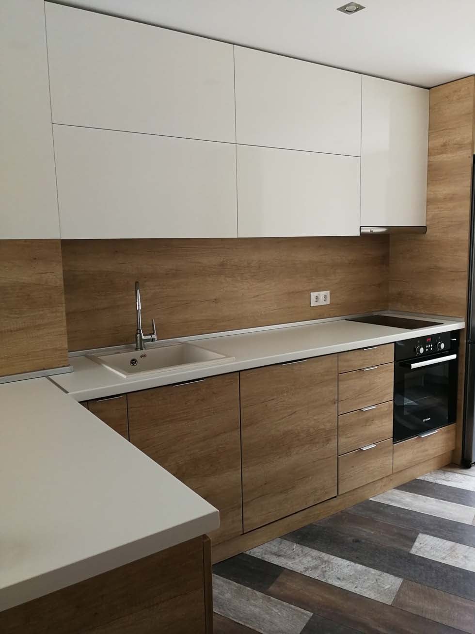 Прав фронт с мивка и фурна; комбинация PerfectSense гланц W1000 и H3331 ST10 Дъб Небраска, плот бял GETALIT, гръб H3331 ST10, механизми Blum.