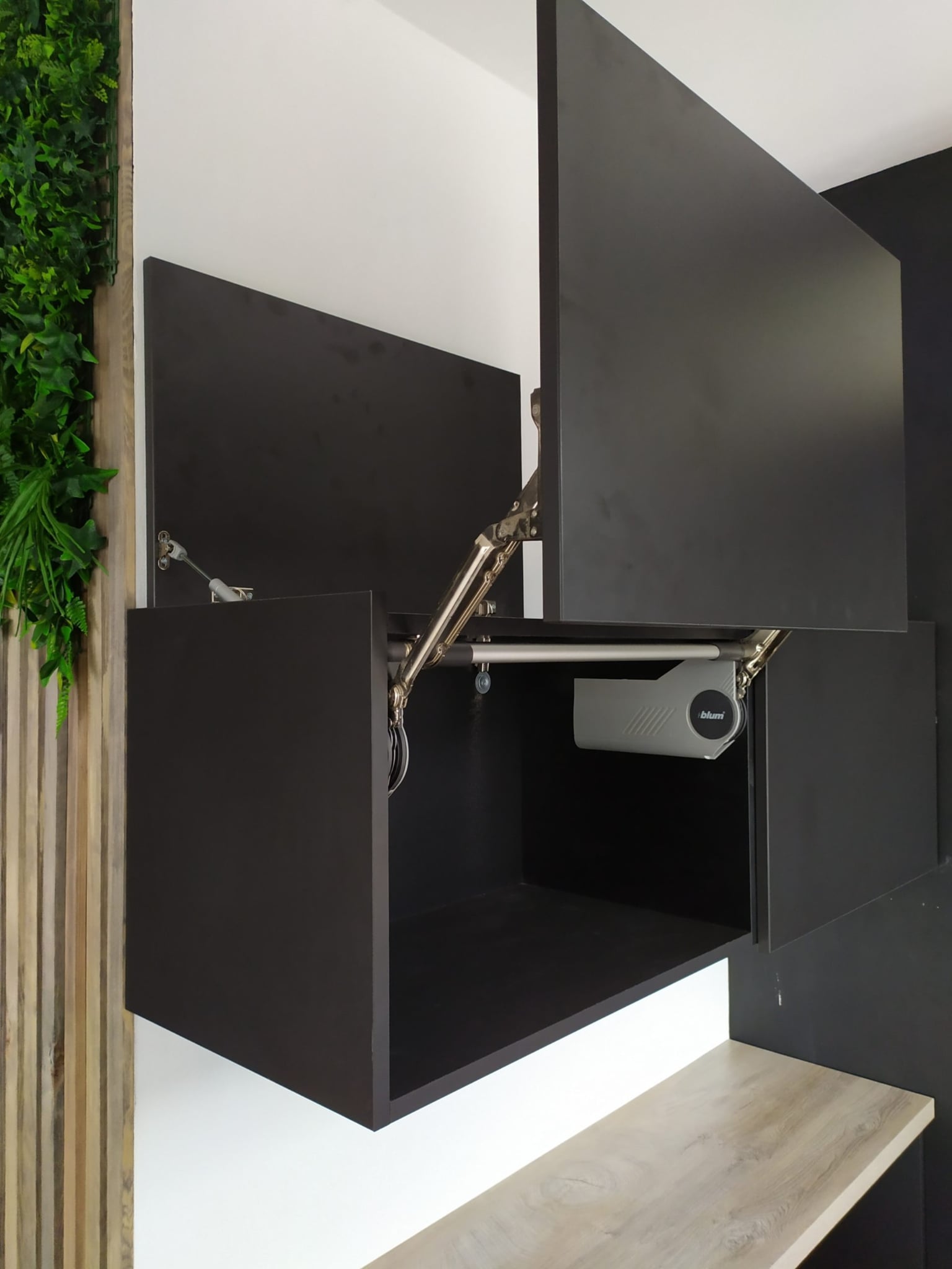 Горен шкаф с повдигащ механизъм BLUM aventos HL – лице U899 ST9 Меко черно EGGER, прецизен монтаж и плавно затваряне в кухня Urban Core.