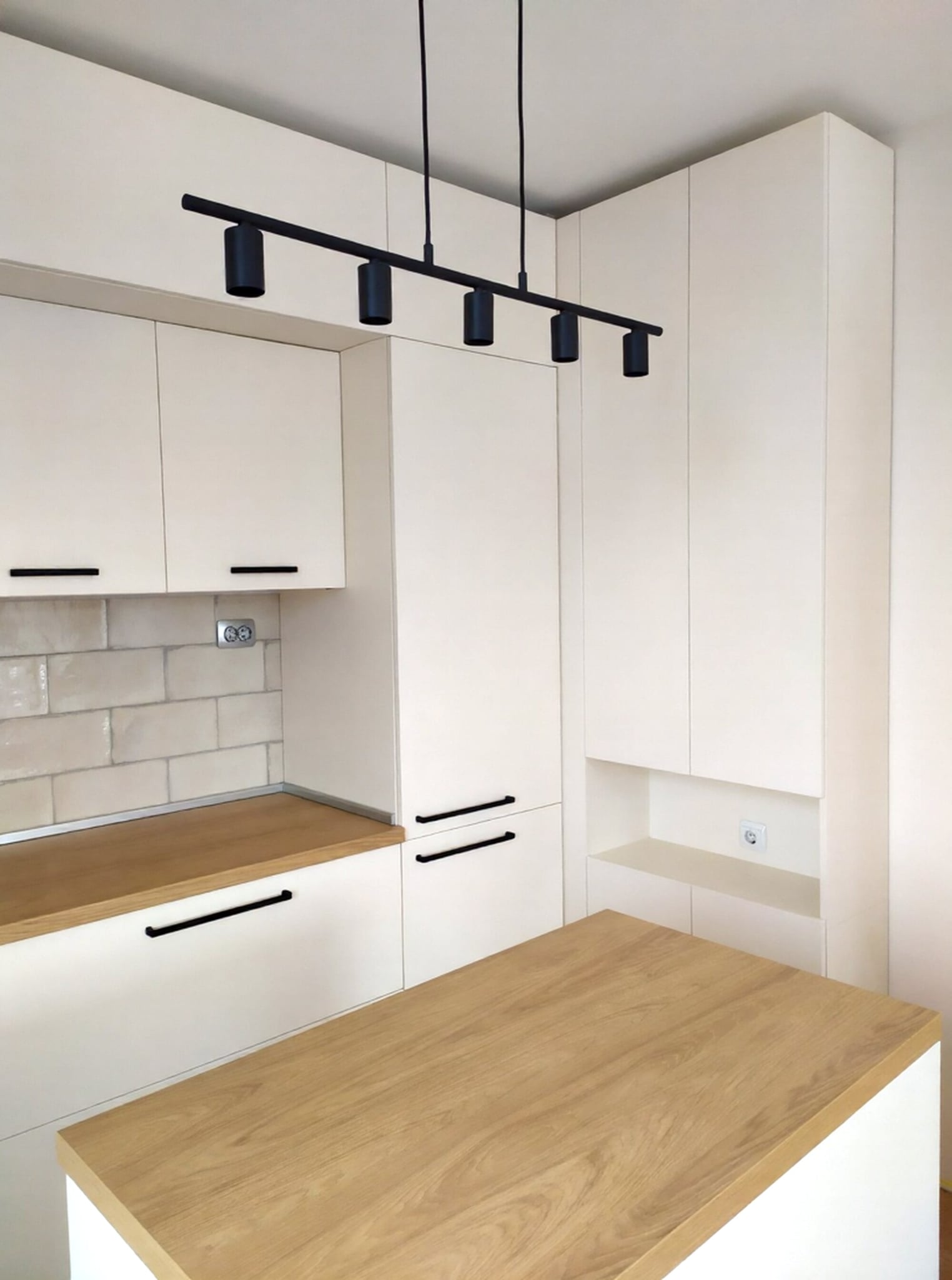 Мивка и работна зона с плочки тип “метро”; дървесен плот EGGER H3730 ST10 и дълъг работен фронт.