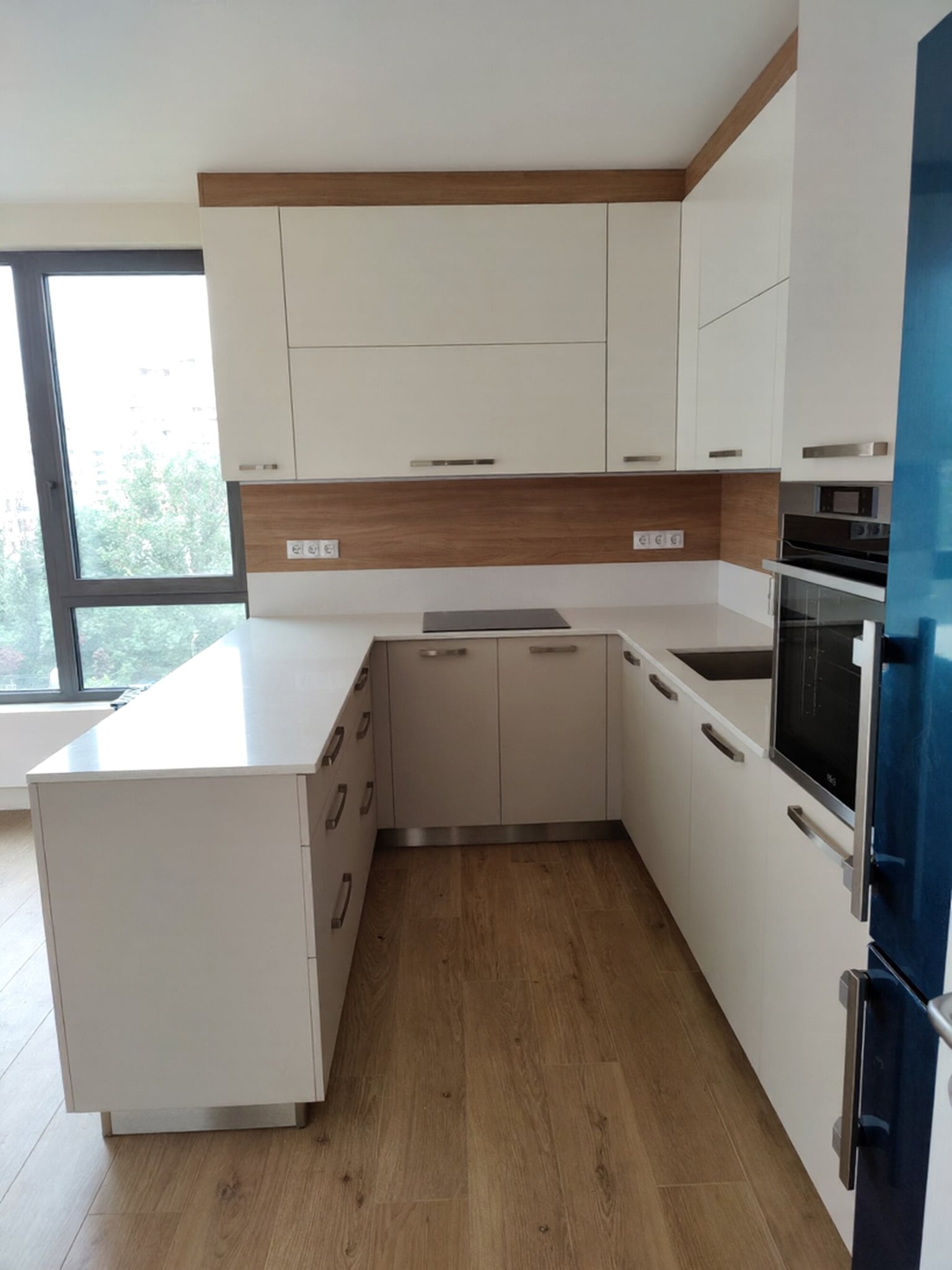 Общ изглед към полуострова и работната зона – чисти фуги, удобен проход и уютен гръб по стената.