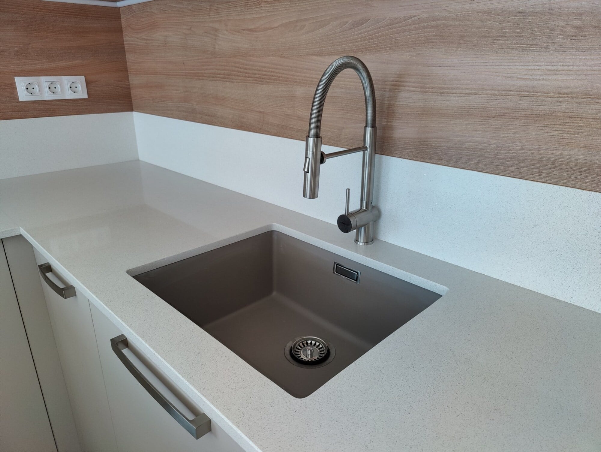 Детайл мивка и работен ъгъл – плот от технически камък Technistone Brilliant White, вградена мивка Blanco и висок смесител.