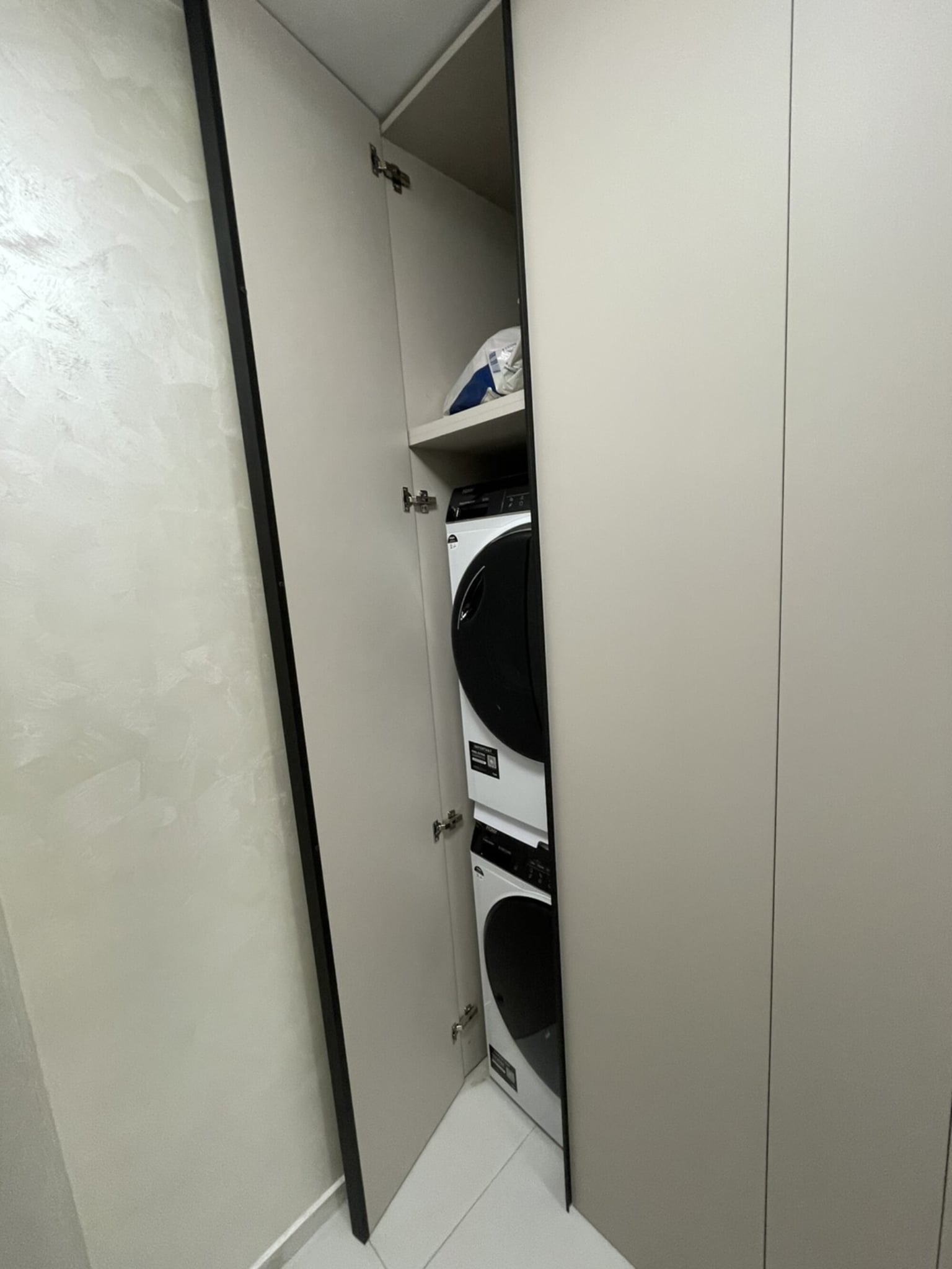 Коридор с интегриран шкаф за пералня и сушилня, скрит зад врати в цвят Cashmere EGGER.