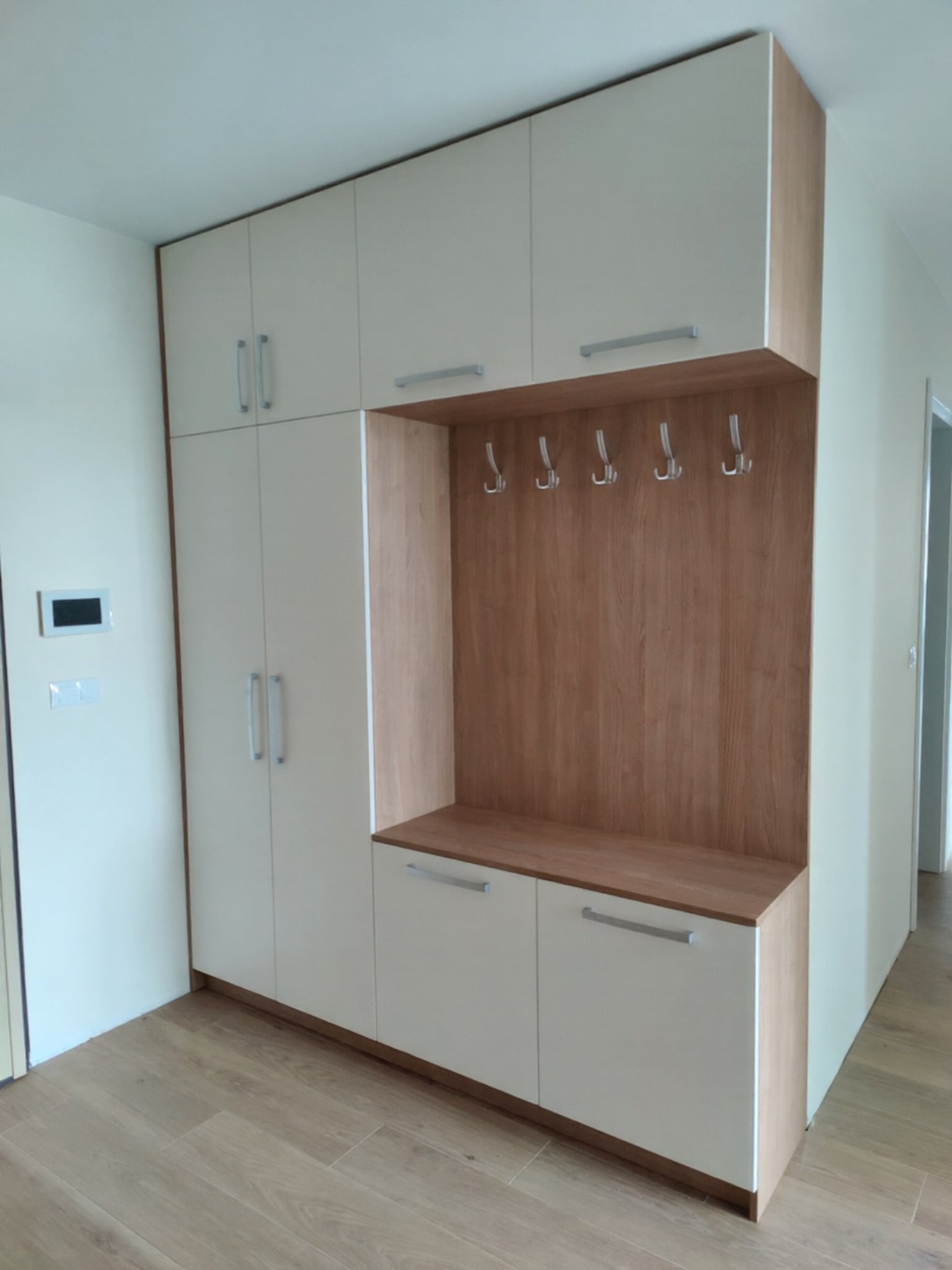 Порманто за връхни дрехи с дървесен гръб и закачалки, по индивидуален проект