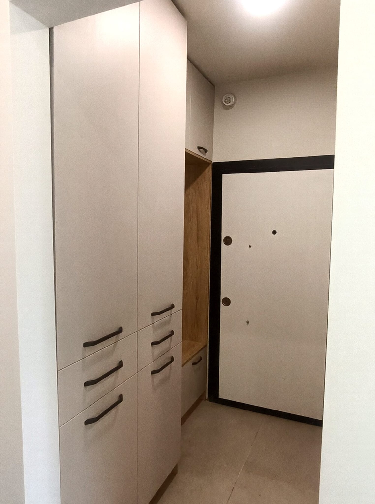 Високи шкафове в коридор с меки кашмирени фронтове и изчистени линии, решение за компактно и подредено пространство