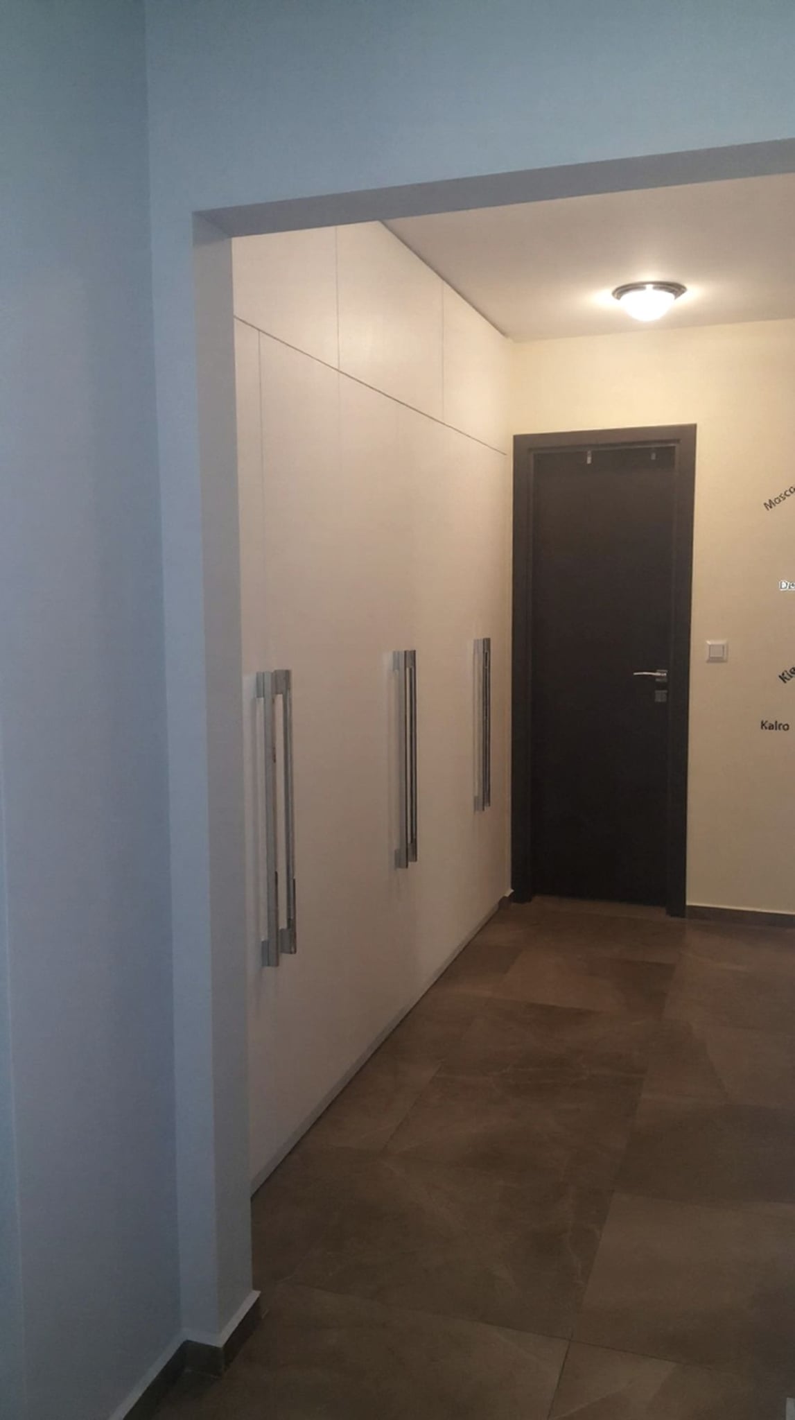 Общ изглед на коридорно пространство с мебели по индивидуален проект и максимално усвоена дължина на стената.