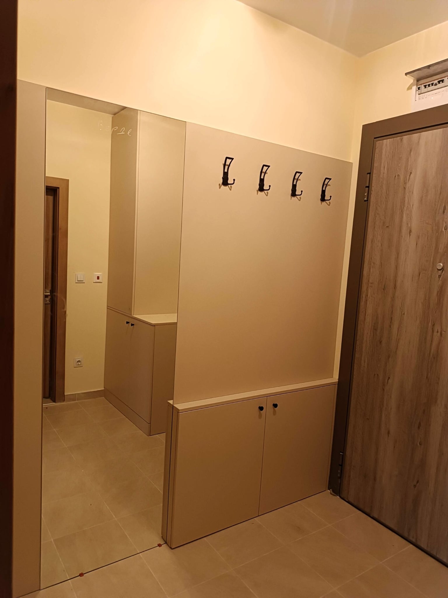 Антрета и коридори по поръчка с вградени шкафове и скрити технически елементи. Проектирани според пространството и нуждите на дома.