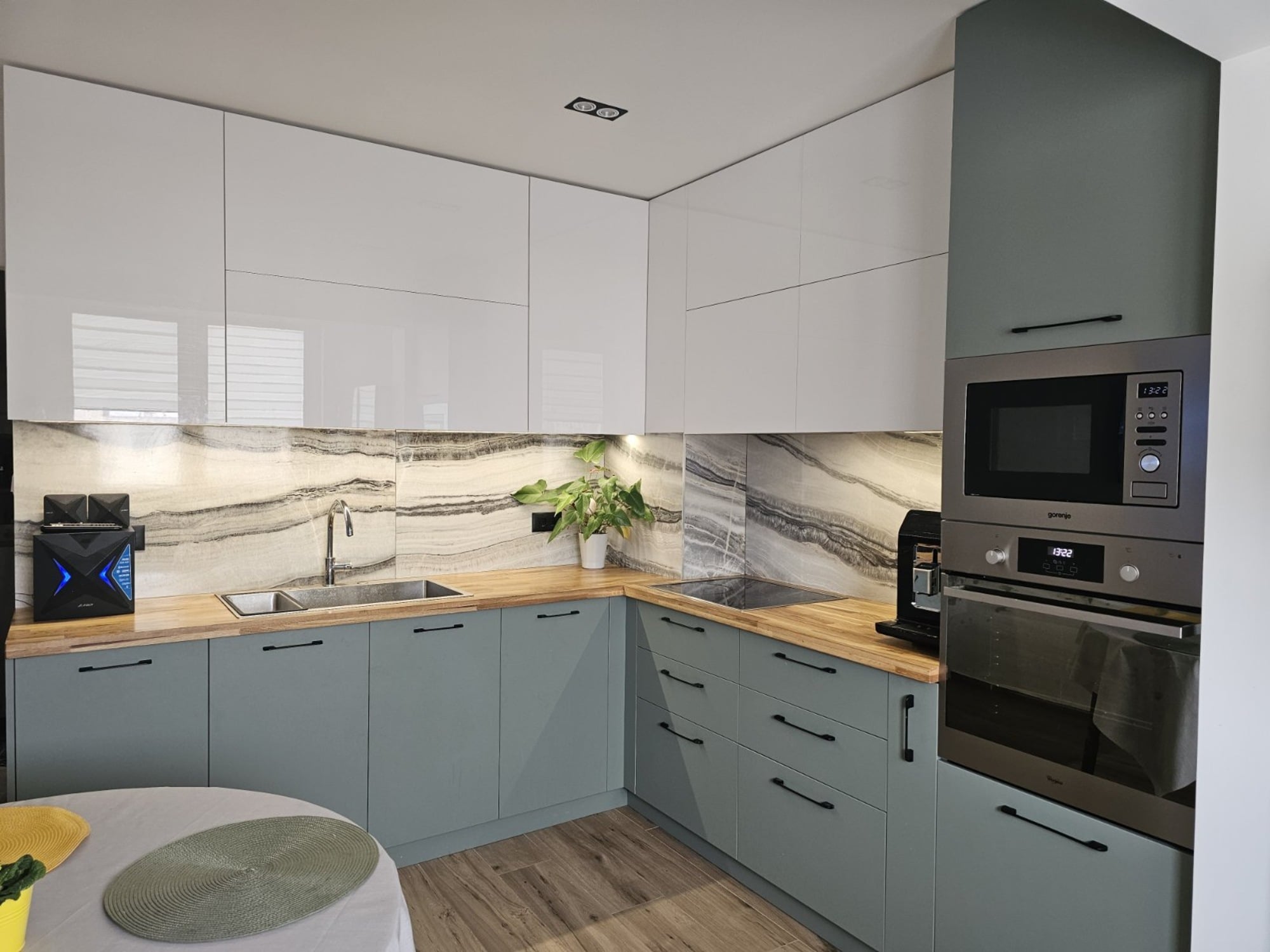 Кухня по поръчка в София: EGGER W960 ST7/U604 ST9, PerfectSense W1100 PG/ST9 гланц, плот масивно дърво, гръб гранитогрес, Aventos. Зелена кухня, модерна, функционална.