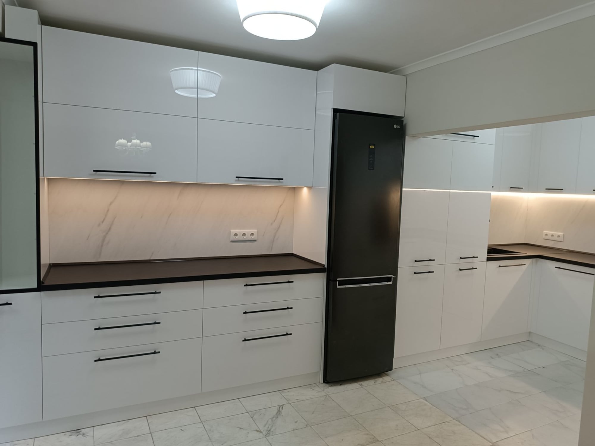 Зона за готвене с индукционен плот, вградена съдомиялна и чекмеджета с плавно затваряне за ежедневен комфорт.