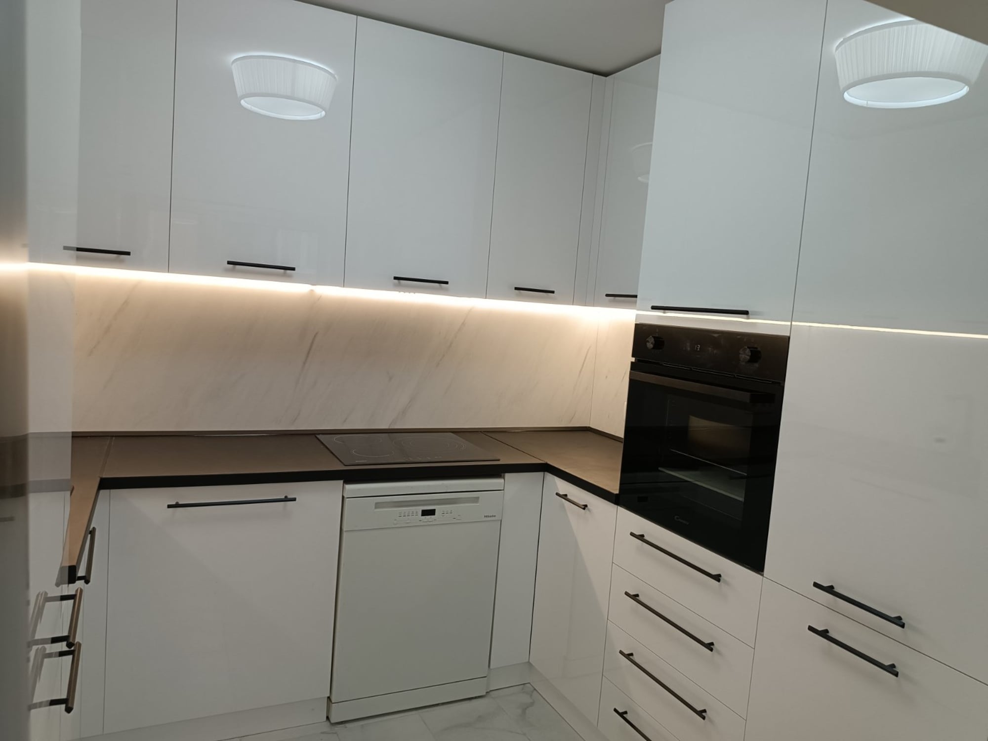 Ъглова работна зона с плот U999 ST78 Черно EGGER, вградена мивка и LED осветление, подчертаващо мраморния гръб