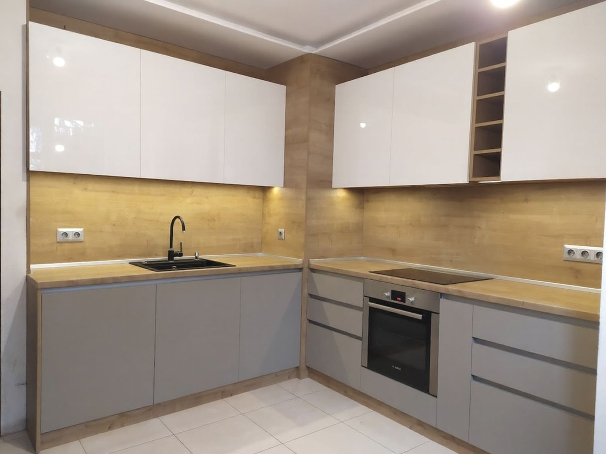 Кухня по поръчка с корпус Дъб Арлингтън, гланцови и матови фронтове PerfectSense и натурална дървесна визия. Проектирана и изработена по мярка от Verde-M.