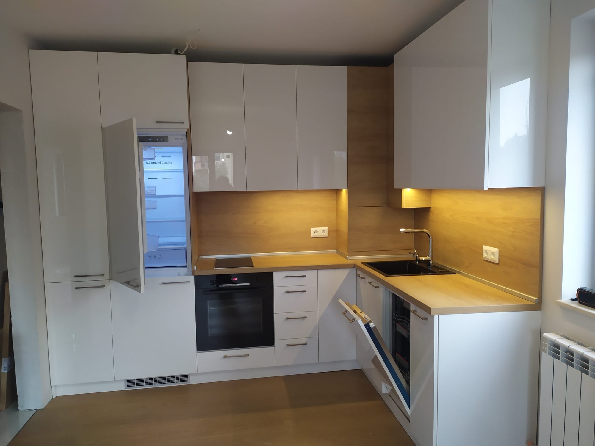 Колонен шкаф с вграден хладилник и долна вентилационна решетка.