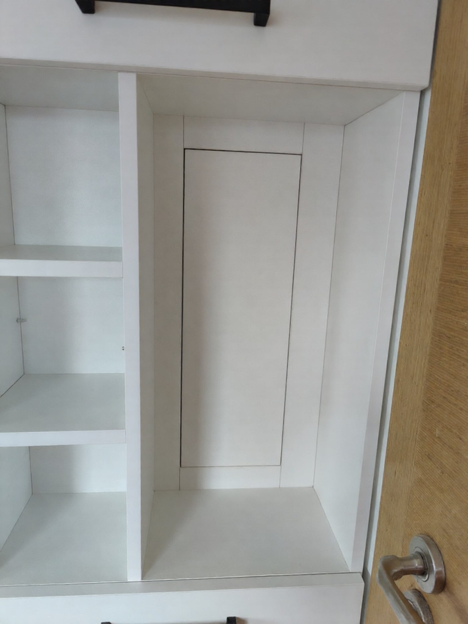 Шкаф за бойлер с вътрешни рафтове и скрит ревизионен панел в бял мат.