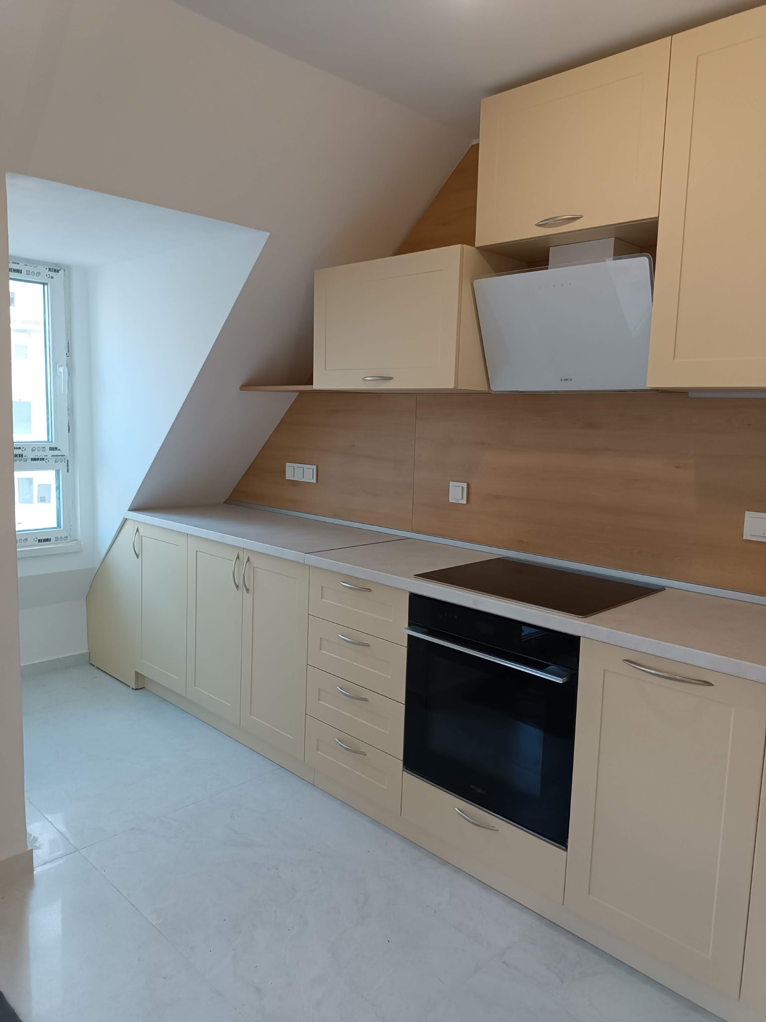 Горни шкафове с класическа фрезовка и абсорбатор в ниша, подчертан от гръб Пасищен Бук H1910 ST9.