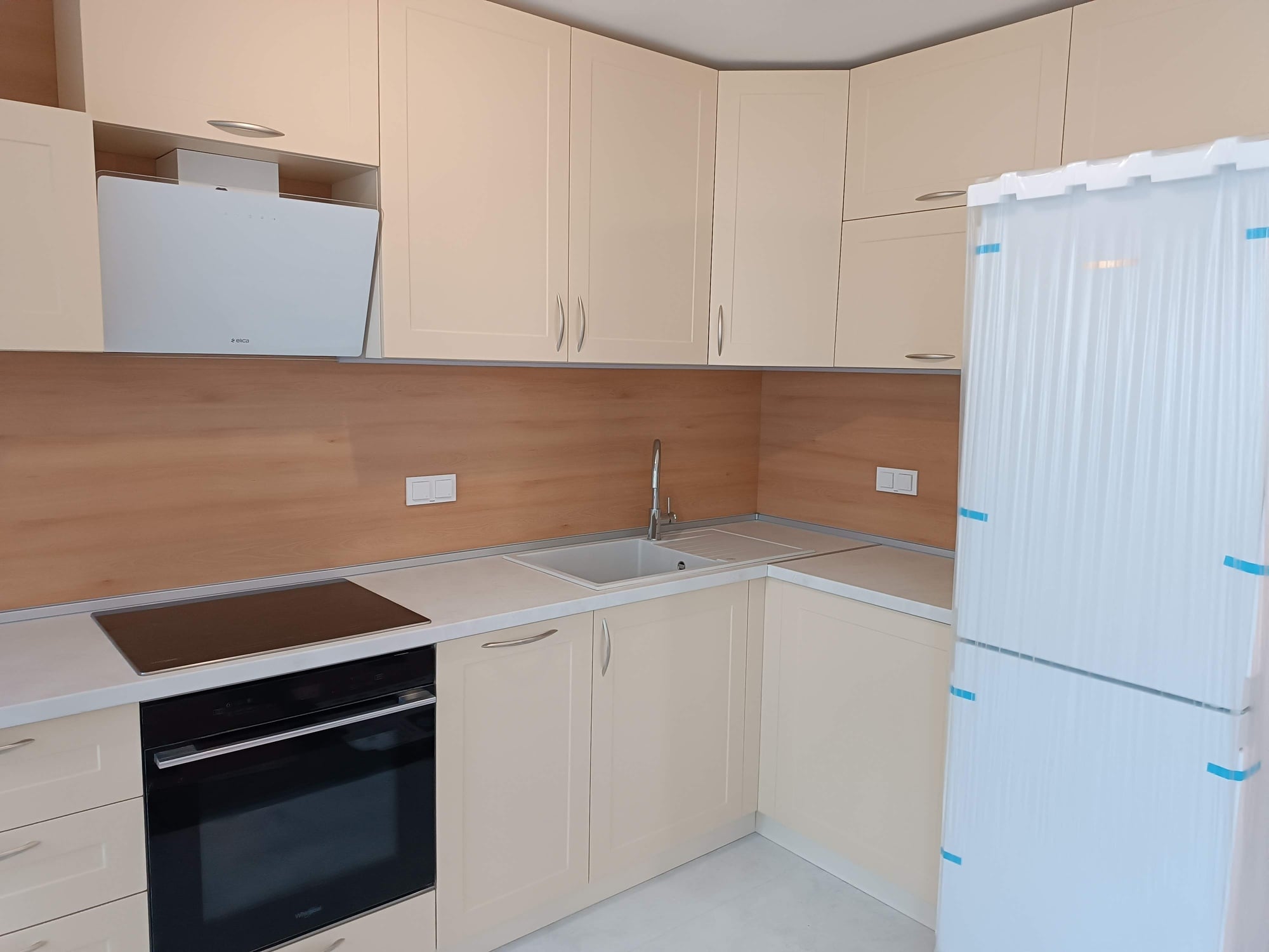 Ъглова част с мивка FAT и непрекъснат плот F229 ST75 Мрамор Кремона.